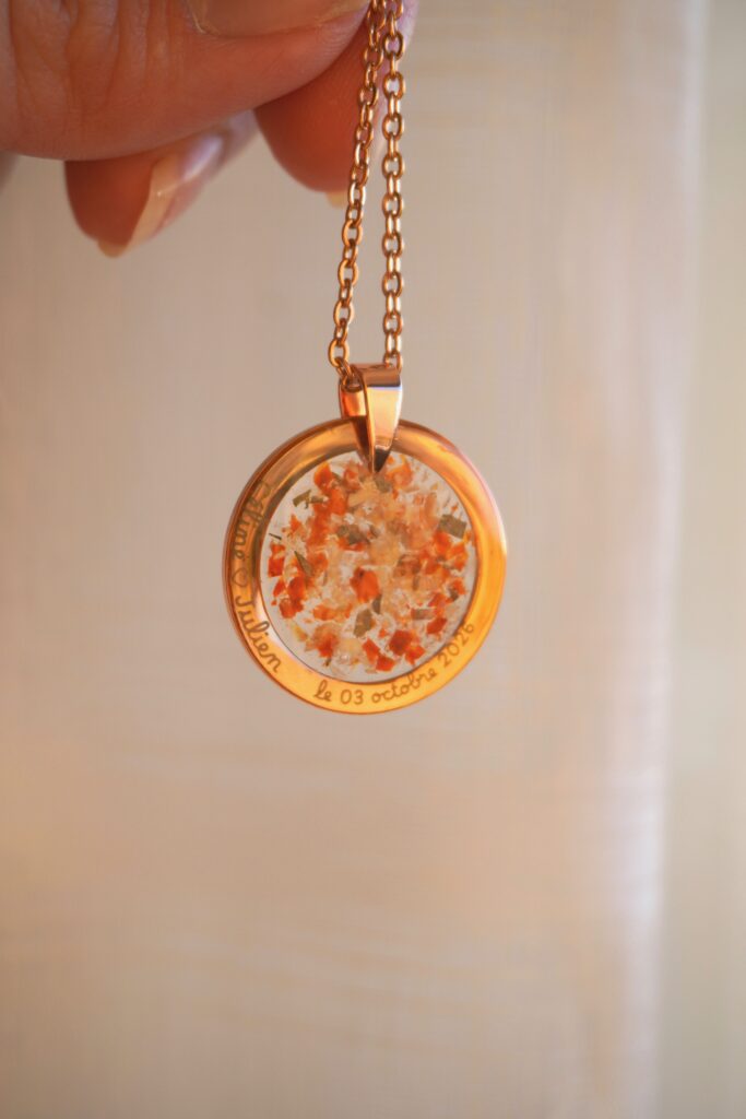 collier mémorial gravure